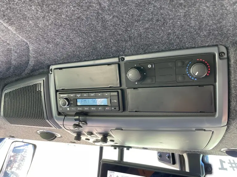 Le tracteur Valtra Q305 Direct conserve des commandes à part pour la clim.