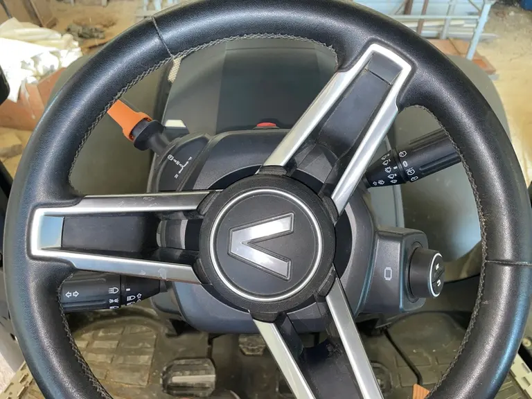 Le tracteur Valtra Q305 Direct dispose d'un petit volant et d'une commandes d'inverseur agréables à piloter.