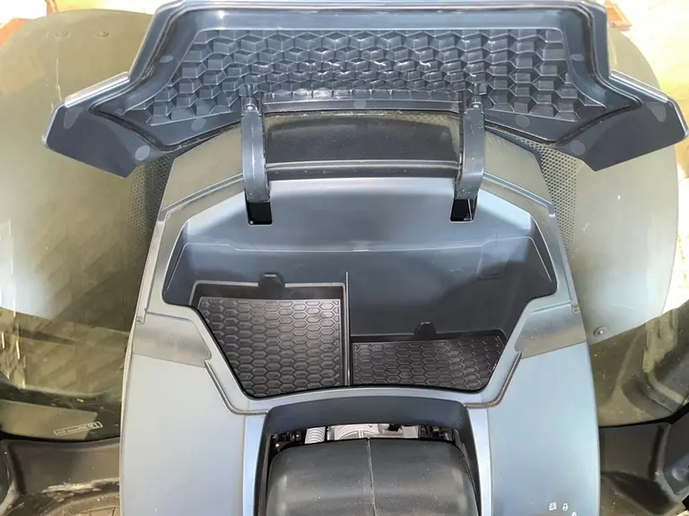 Le tracteur Valtra Q305 Direct profite de nombreux rangements en cabine, mais la boîte réfrigérée reste en option.