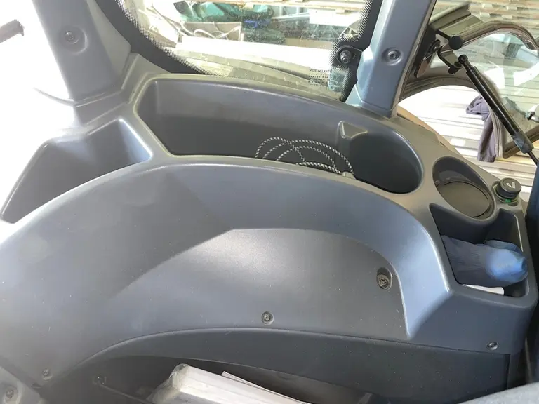 Le tracteur Valtra Q305 Direct profite de nombreux rangements en cabine, mais la boîte réfrigérée reste en option.