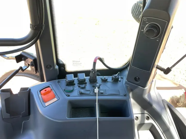 Le tracteur Valtra Q305 Direct profite de nombreux rangements en cabine, mais la boîte réfrigérée reste en option.