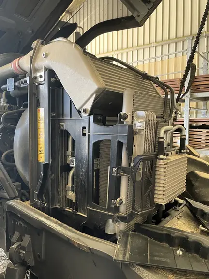 Le tracteur Valtra Q305 Direct dispose de radiateurs fixes assez espacés.