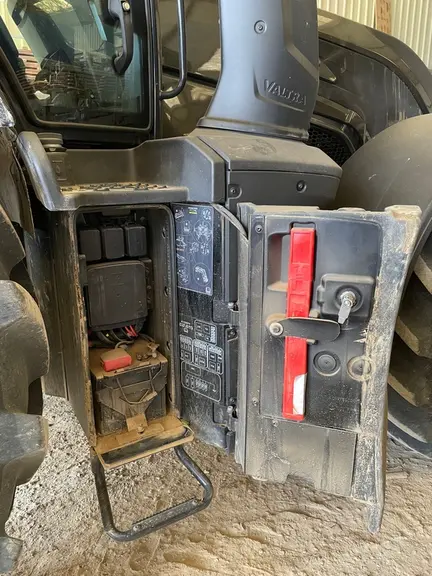 Le tracteur Valtra Q305 Direct dispose d'un marchepied droit pivotant pour accéder à la batterie.