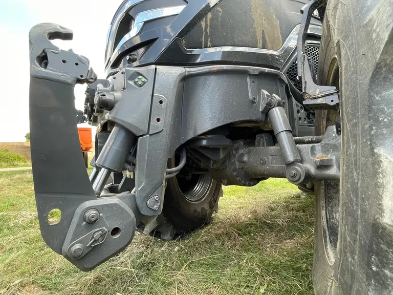 Le tracteur Valtra Q305 Direct reçoit un relevage avant bien intégré et un pont avant à suspension pneumatique.