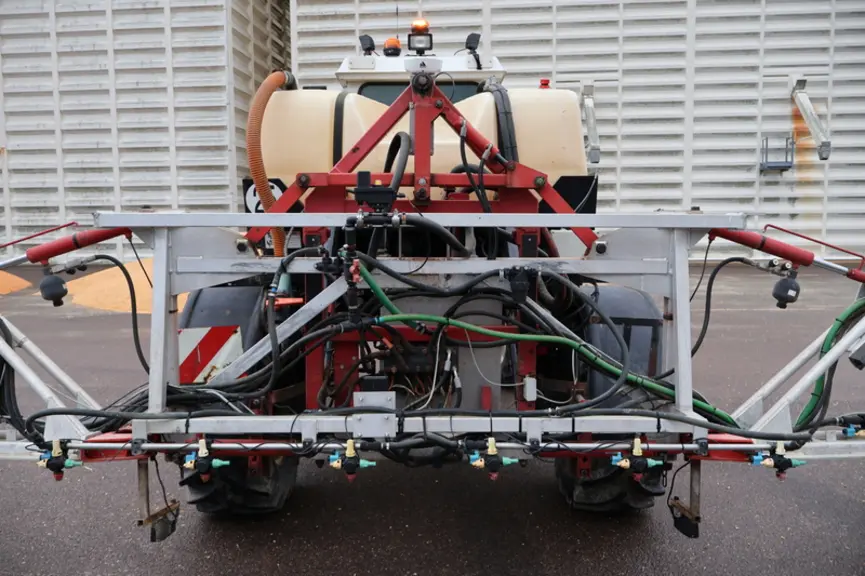 Le Spra-Coupe reçoit plusieurs boîtiers électroniques pilotant chacun huit porte-buses PWM individuellement. À noter l'installation de l'antenne GPS a