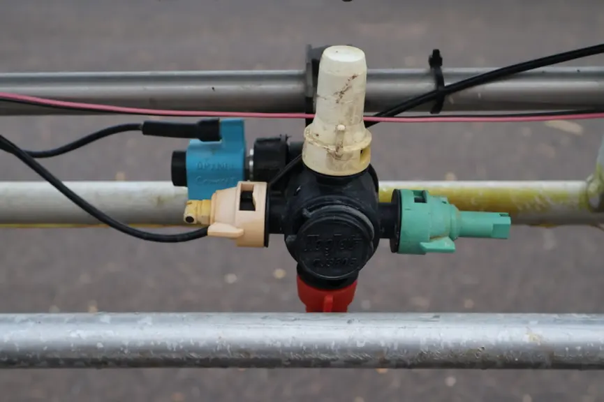 Chaque porte-buse est associé à l’électrovanne développée par Optima Concept pour le PWM.