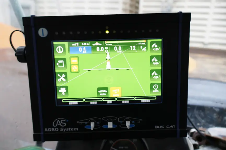 L'automoteur reçoit un nouveau terminal pour piloter la pulvérisation et la gestion automatique de hauteur de rampe.