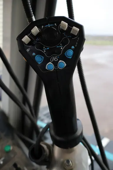 Un joystick complète le boîtier pour plus d'ergonomie.