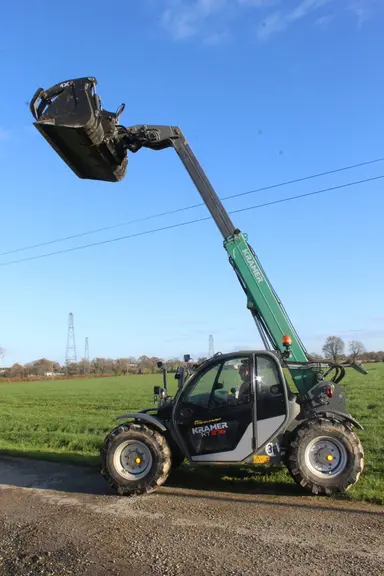 Le Kramer KT 276 peut lever jusqu'à 5,80 mètres de haut.