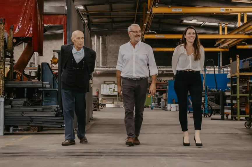 Bérangère Maréchalle à côté de son père Pierre-Claude et de son grand-père Pierre-Jean, le fondateur de Maréchalle pesage décédé le 17 décembre 2023.