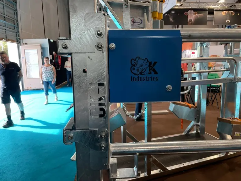 La barrière de séparation de logettes motorisée proposée par CK Industries utilise 4 galets de roulement sur chaque poteau et un dispositif de sécurit