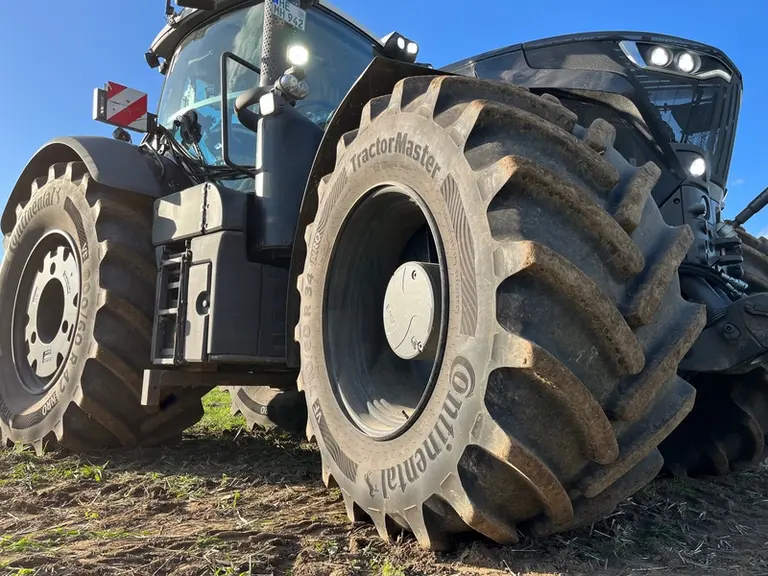 Le pneumatique Continental TractorMaster VF900/60 R42 mesure 2 147 mm de diamètre.