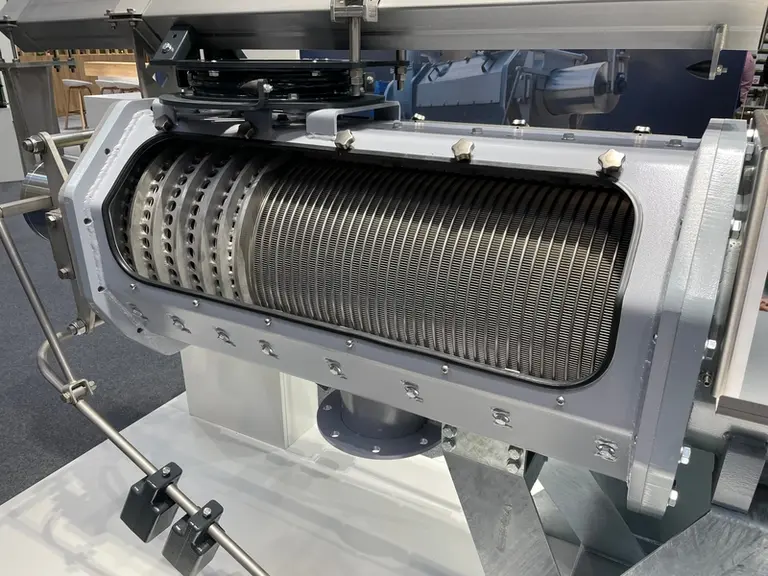 Le séparateur de phases PSS 8 de FAN, marque du groupe Bauer, se compose d'une vis de 2,20 m de long entourée d'un tamis de 400 mm de diamètre.