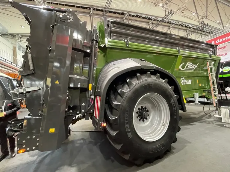 Les épandeurs à caisse étroite KDS de Fliegl peuvent être chaussés avec des pneus de dimension 650/85 R38.