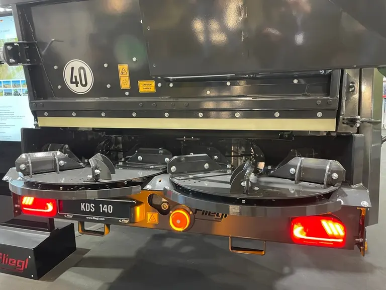 Les épandeurs à caisse étroite KDS de Fliegl embarquent une table d'épandage disposant de plateaux de 1050 mm de diamètre.