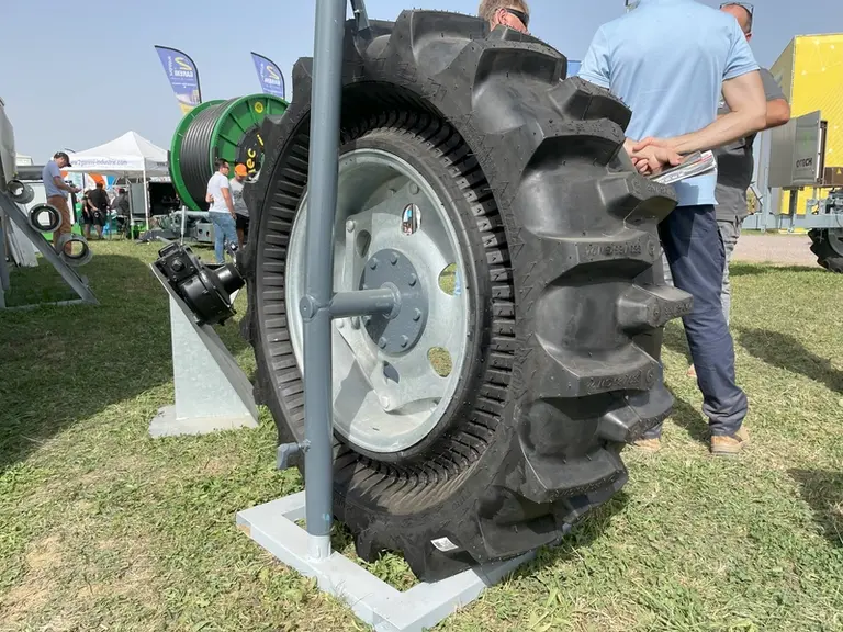La roue Irricup proposée sur les pivots et rampes Otech fonctionne sans air sous pression, supprimant le risque de crevaison.
