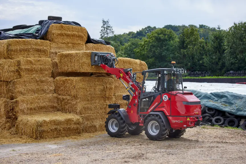 La chargeuse articulée compacte électrique Hoftrac 1390e de Weidemann lève jusqu'à 3,22 m de haut.