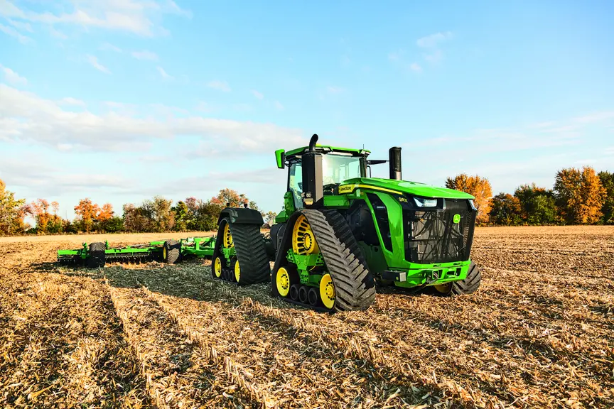 Les nouveaux tracteurs articulés à chenilles 9RX de John Deere abritent une transmission powershift e2& à 21 rapports avant et 11 arrière.
