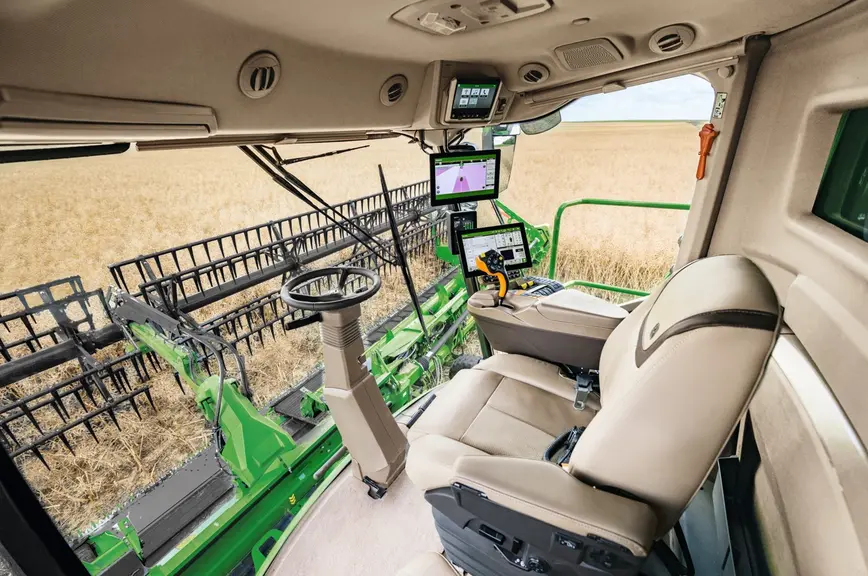 Les nouvelles moissonneuses-batteuses John Deere S7 héritent du poste de conduite des X9.