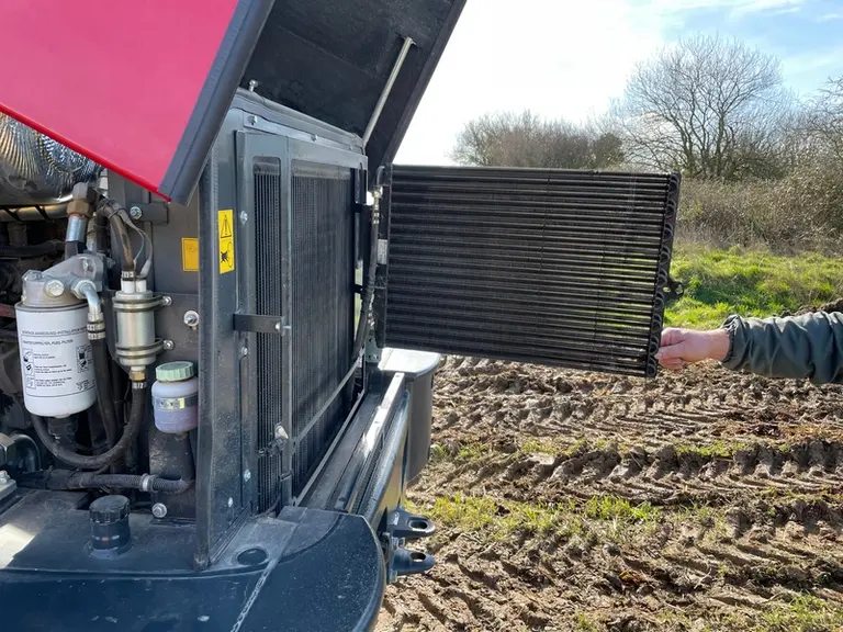 Le condenseur de climatisation pivote pour faciliter l'entretien des radiateurs de la chargeuse articulée Schäffer 8620 T-2.