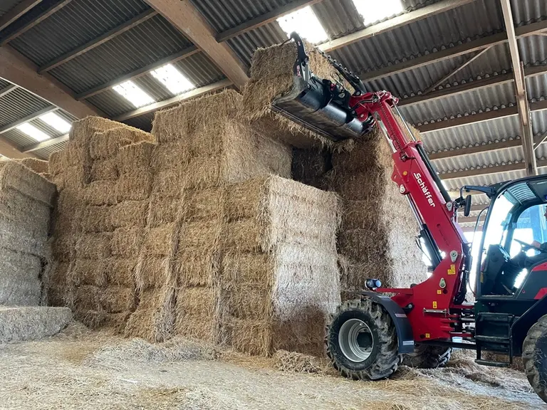 La chargeuse Schäffer 8620 T-2 lève à 5,20 mètres à l'articulation de l'outil.