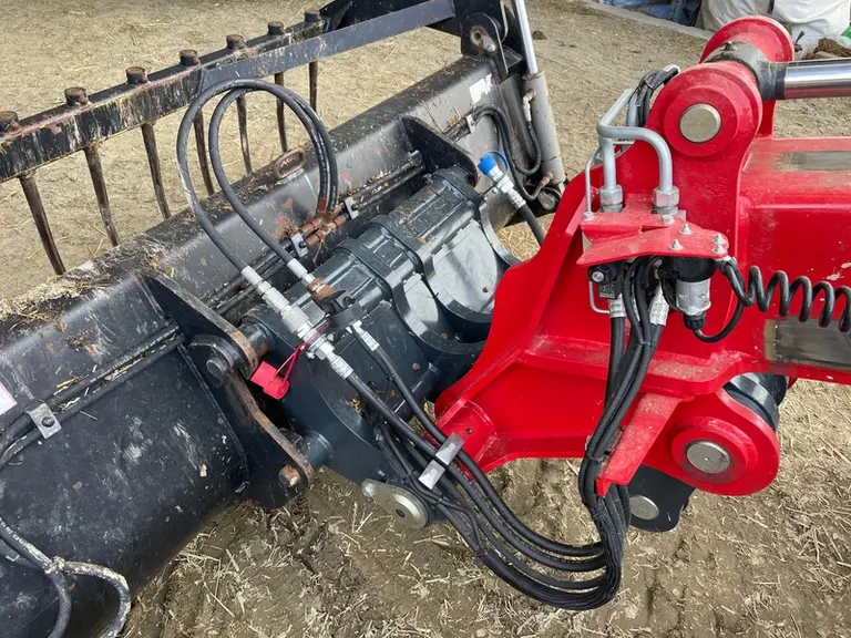 La chargeuse articulée à bras télescopique Schäffer 8620 T-2 dispose du verrouillage hydraulique des outils.