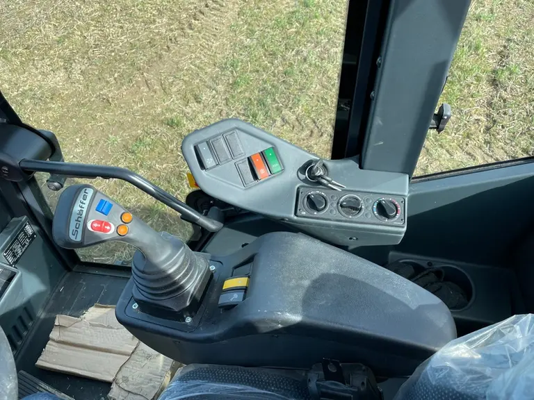 L'accoudoir multifonction de la chargeuse Schäffer 8620 T-2 est particulièrement simple, mais il accueille les fonctions essentielles.