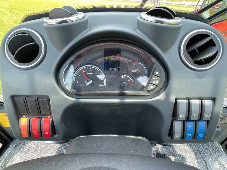 La console centrale de la chargeuse Schäffer héberge le tableau de bord et les interrupteurs des phares, gyrophare et essuie-glaces.
