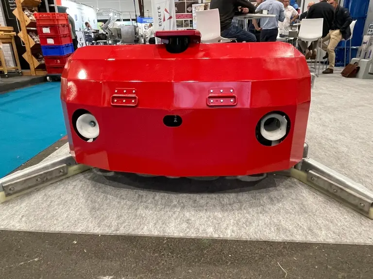 Le robot collecteur de lisier Glouton de Miro dispose de deux emplacements pour la recharge électrique et la recharge en eau.
