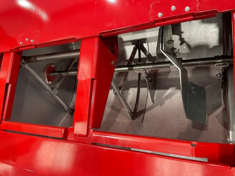 Le robot collecteur de lisier Glouton de Miro embarque le lisier grâce à une roue à aubes et une hélice.
