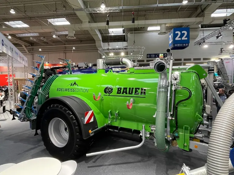 La tonne à lisier Edelweiss de Bauer reçoit de grandes roues pour respecter les sols et les cultures.