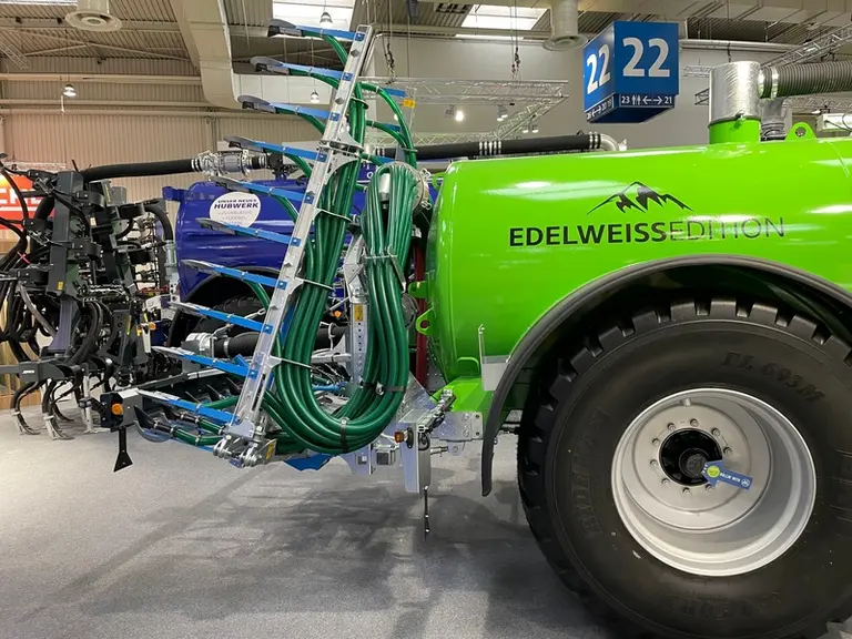 La tonne à lisier Edelweiss de Bauer peut être équipée d'une rampe d'épandage à patins.