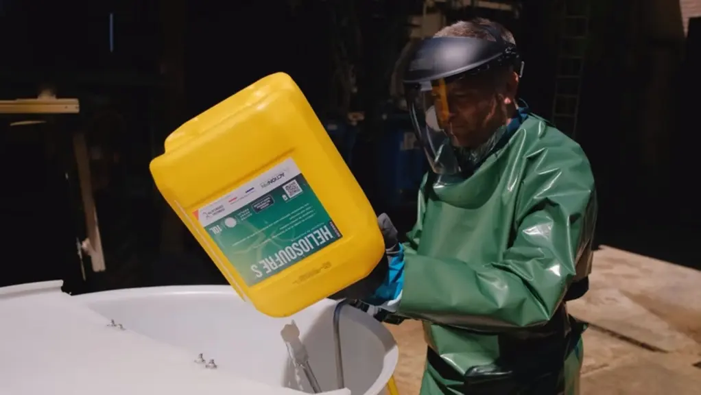 Opérateur avec EPI à l'incorporation de produits phytosanitaires