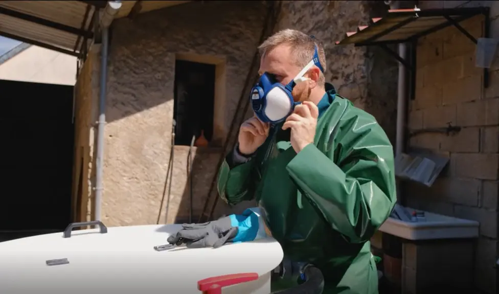 Opérateur avec masques à l'incorporation de produits phytosanitaires