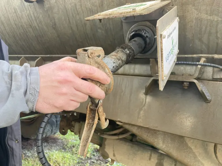 Le capteur de conductivité installé sur un orifice disponible à l’avant de la tonne à lisier est très facilement démontable par l’éleveur pour être ne