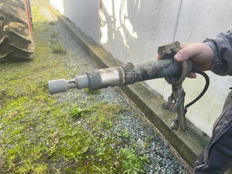 La sonde de 25 cm analyse le lisier après chargement de la tonne, durant le trajet vers la parcelle à fertiliser.