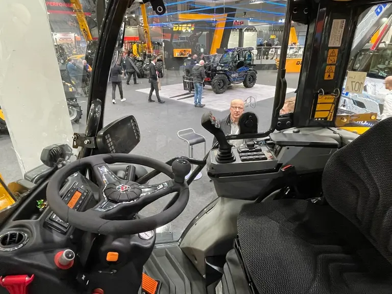 Cabine de la chargeuse articulée télescopique Dieci Agri Pivot T80 au salon allemand Agritechnica