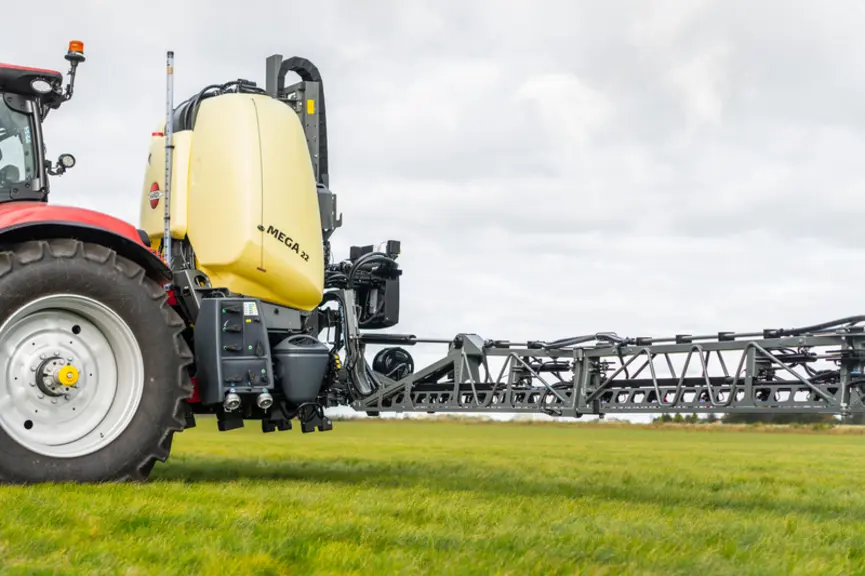 pulvérisateur porté Mega d'Hardi dans un champ