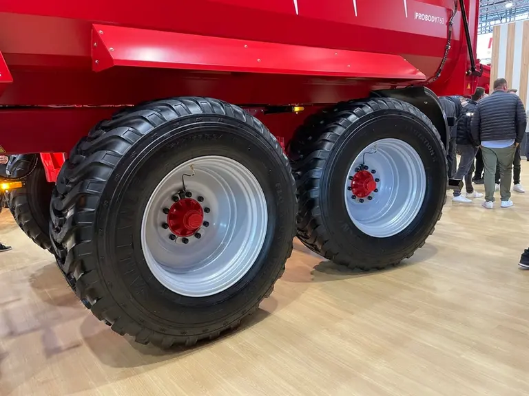 La benne Krampe ProBody 760 repose sur un essieu tandem qui peut accueillir, uniquement sur le marché allemand, des pneus de 34 pouces.