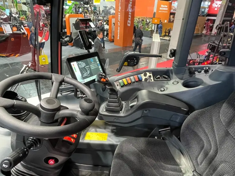 Les chargeuses articulées télescopiques Schäffer 8620 T et 9660 T s'équipent d'un terminal tactile de 10 pouces et d'un joystick multifonction en bout d'accoudoir.