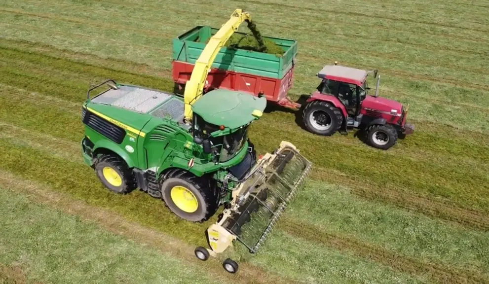 Dans certaines régions, les Cuma et ETA sont dotées de pick-up repliables de 4,50 m ou 5 m. Cela permet de davantage étaler le fourrage et/ou de se passer de conditionneur.