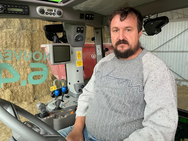 Le tracteur Deutz-Fahr 6140.4 RVshift est équipé d'une cabine à 6 montants qui manque un peu de hauteur.
