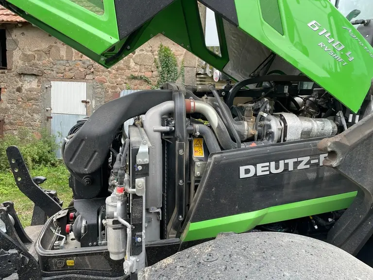 Le tracteur Deutz-Fahr 6140.4 RVshift offre un accès rapide au filtre à air devant les radiateurs.