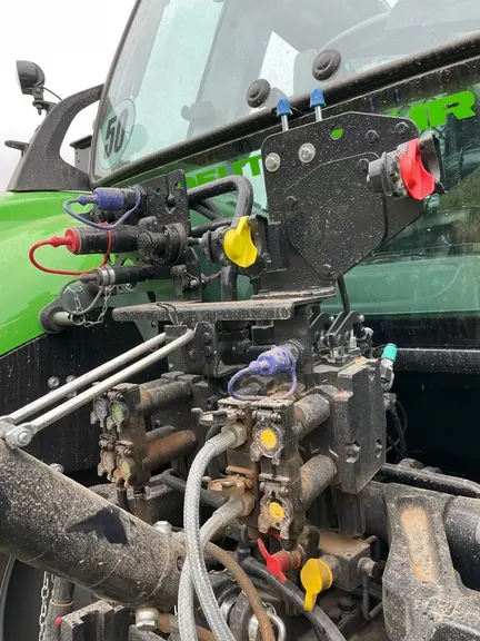 Le tracteur Deutz-Fahr 6140.4 RVshift ne dispose pas de levier de décompression pour les distributeurs hydrauliques.