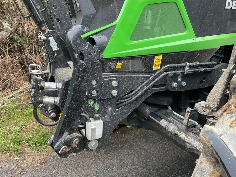 Le tracteur Deutz-Fahr 6140.4 RVshift reçoit un relevage avant en catégorie 2.
