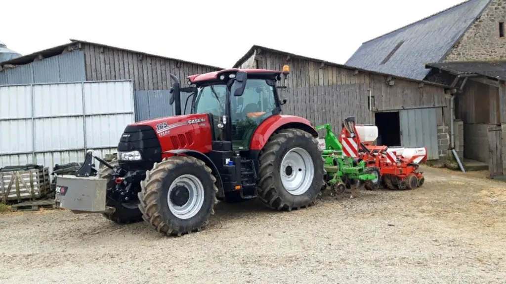 Tracteur Case IH Puma 165 avec strip-tiller Duro-France et semoir monograine 5 rangs Kuhn Maxima 2