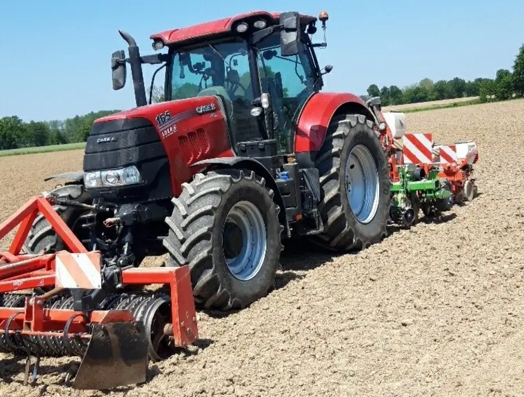 Tracteur Case IH Puma 165 avec strip-tiller Duro-France et semoir monograine 5 rangs Kuhn Maxima 2