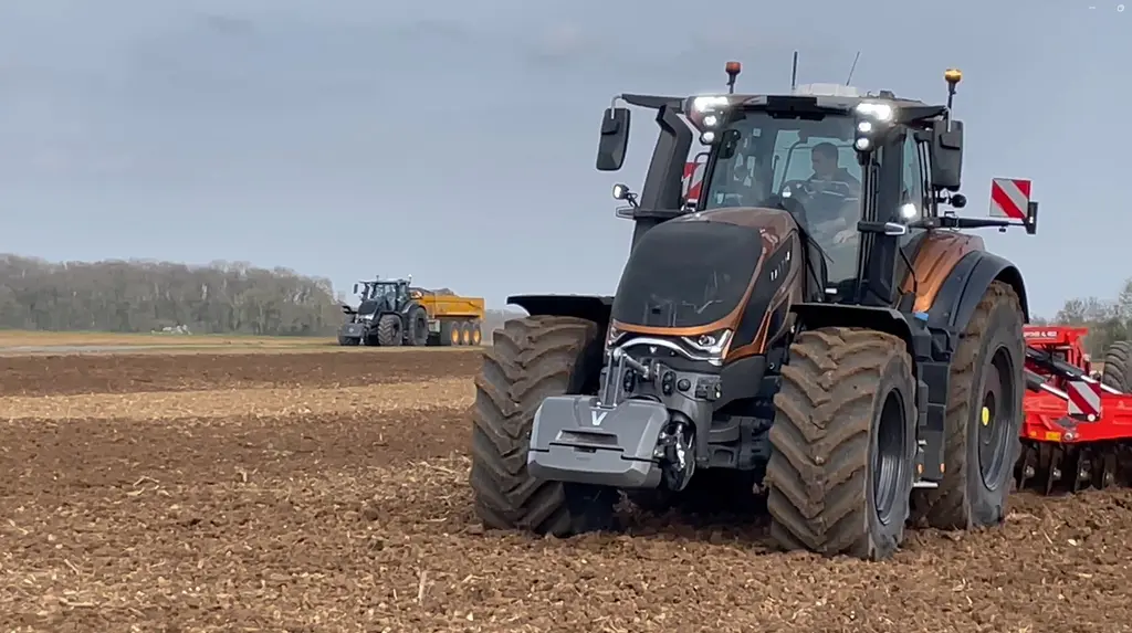 Valtra a réuni pendant plusieurs semaines plusieurs centaines de vendeurs et clients pour découvrir les S6.