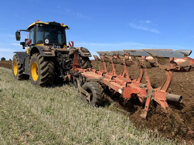 Le tracteur JCB Fastrac 4220 iCON affiche une bonne capacité de traction au labour.