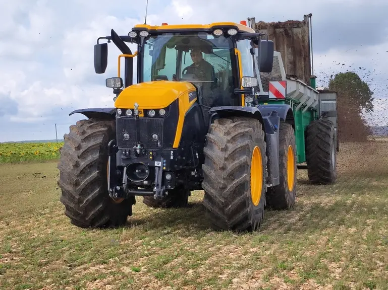 Le tracteur JCB Fastrac 4220 iCON est bien adapté pour les travaux d'épandage avec sa transmission à variation continue. 